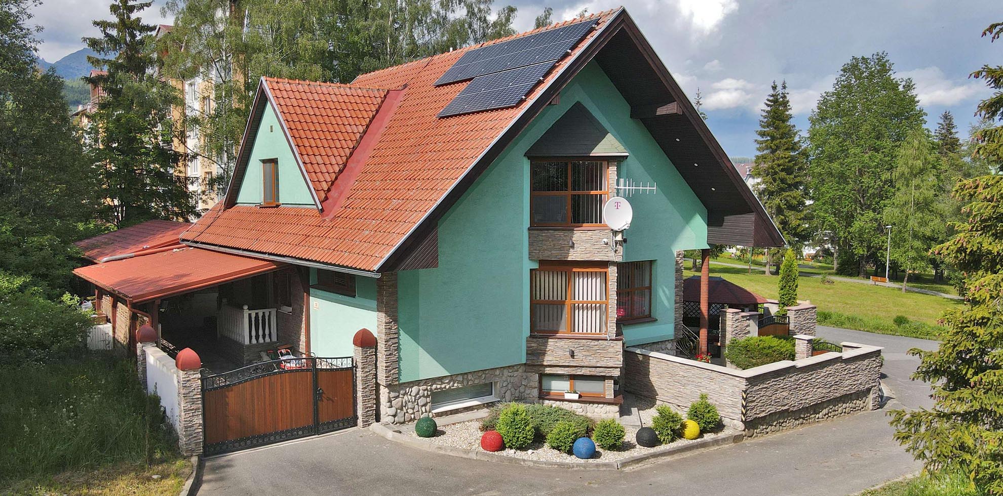 Pr&iacute;stre&scaron;ok pre auto a vchod k rodinn&eacute;mu apartm&aacute;nu